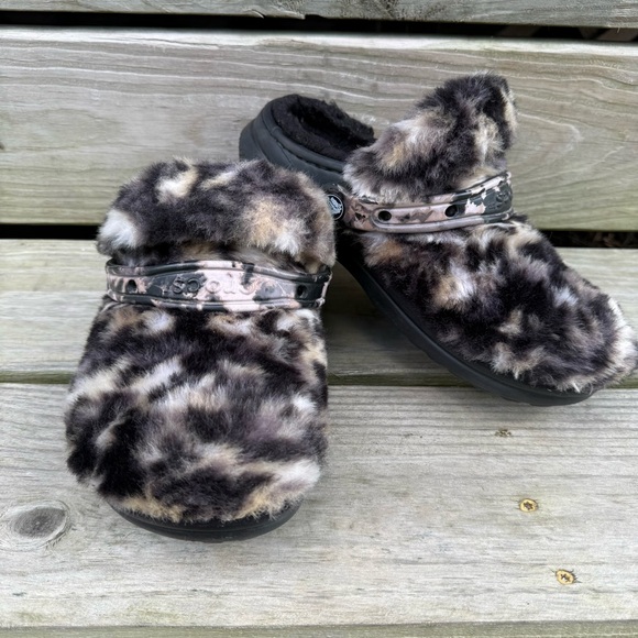 CROCS Shoes - CROCS Fur Sure Faux Fur Lined Clogs Animal Print Slip On Black Tan 7 Cozy Fuzzy